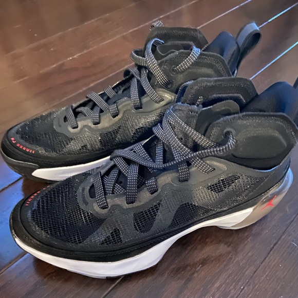 Black boys Nike shoes - Picture 2 of 2